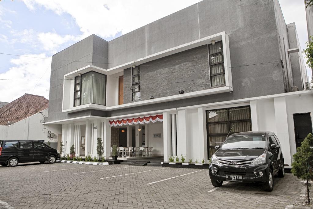 เรดดอร์ซ ใกล้สถาบันเทคโนโลยีบันดุง 2 Hotel ภายนอก รูปภาพ